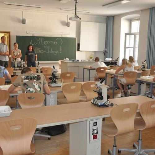 Eine Gruppe im Biologie-Saal 2