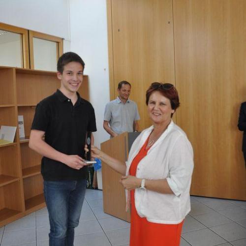 Platz 3 -Huber Patrick (Reutte) - Überreichung durch die ARGE Leiterin Biologie AHS Tirol OStR. Mag. Monika Gander