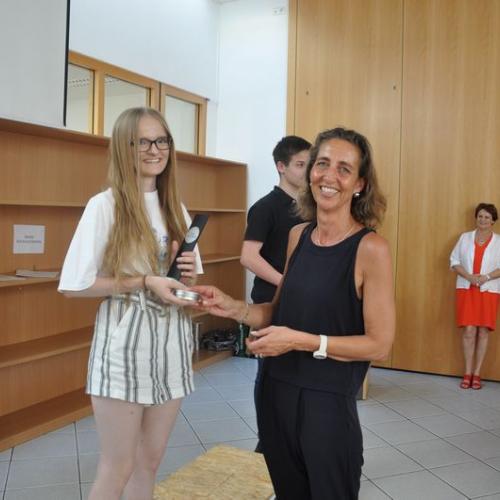 Platz 2 - Jasmin Leo (BRG Innsbruck- APP)- Überreichung durch die Mitarbeiterin des Präsidialbereichs der Bildungsdirektion Tirol - Mag. Ulrike Weyrer