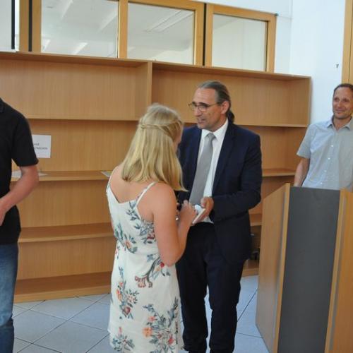 Platz 1 - Lena Keller (BG/BRG Reutte) - Überreichung durch den Direktor des BRG Innsbruck, Mag. Walter Nigg