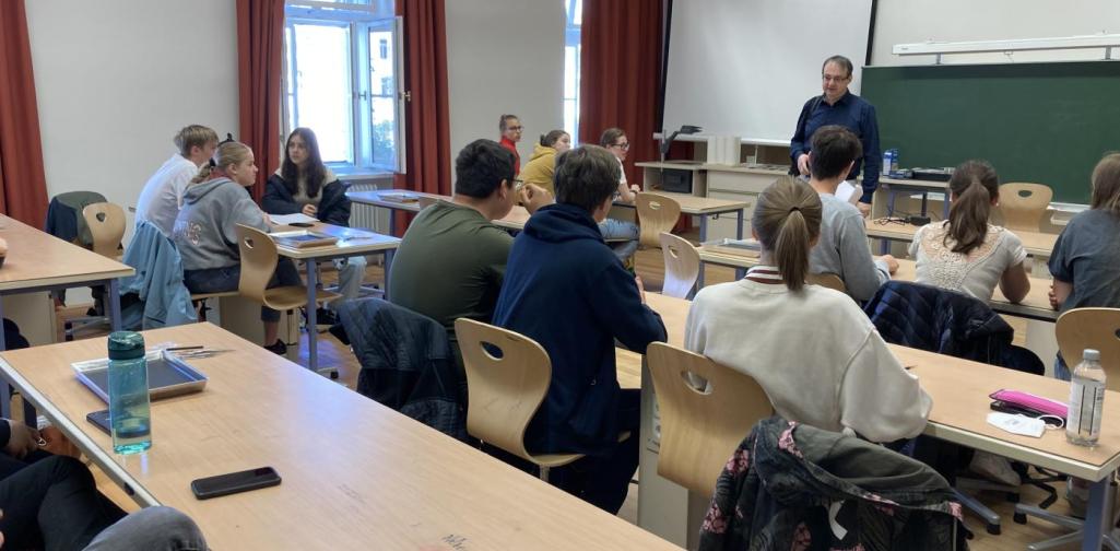 Einleitende Worte im Biologie-Saal des BRG Innsbruck durch Mag. Dr. Markus Geiger